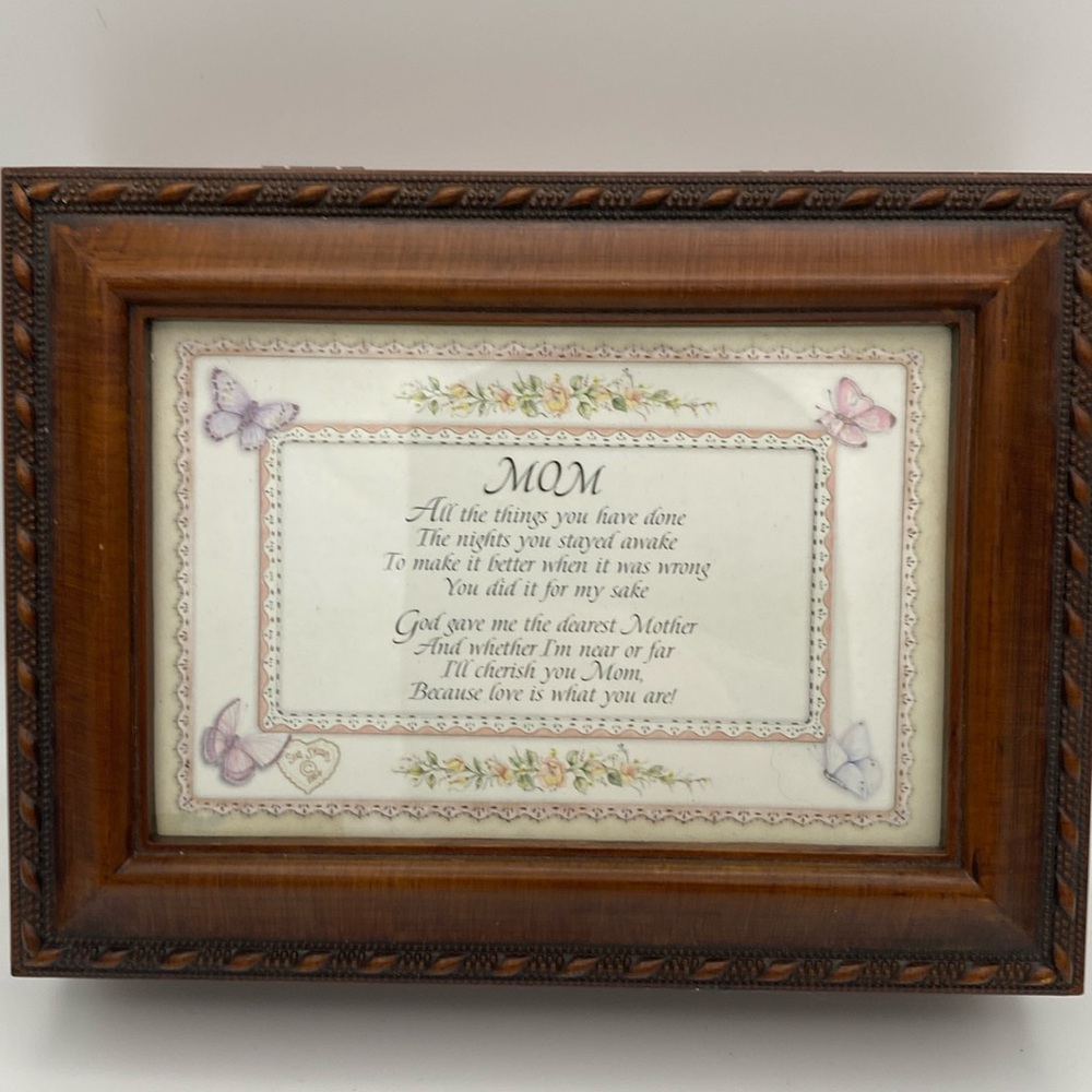 Mom Mother wood grain music box plays Wind Beneath my wings Cottage Gardens